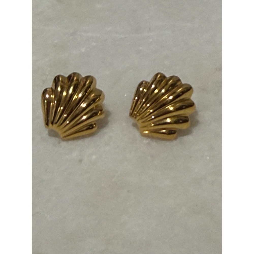 Monet Shell Stud Earrings  Gold Tone Vintage‎ Scalloped Coastal High Polished